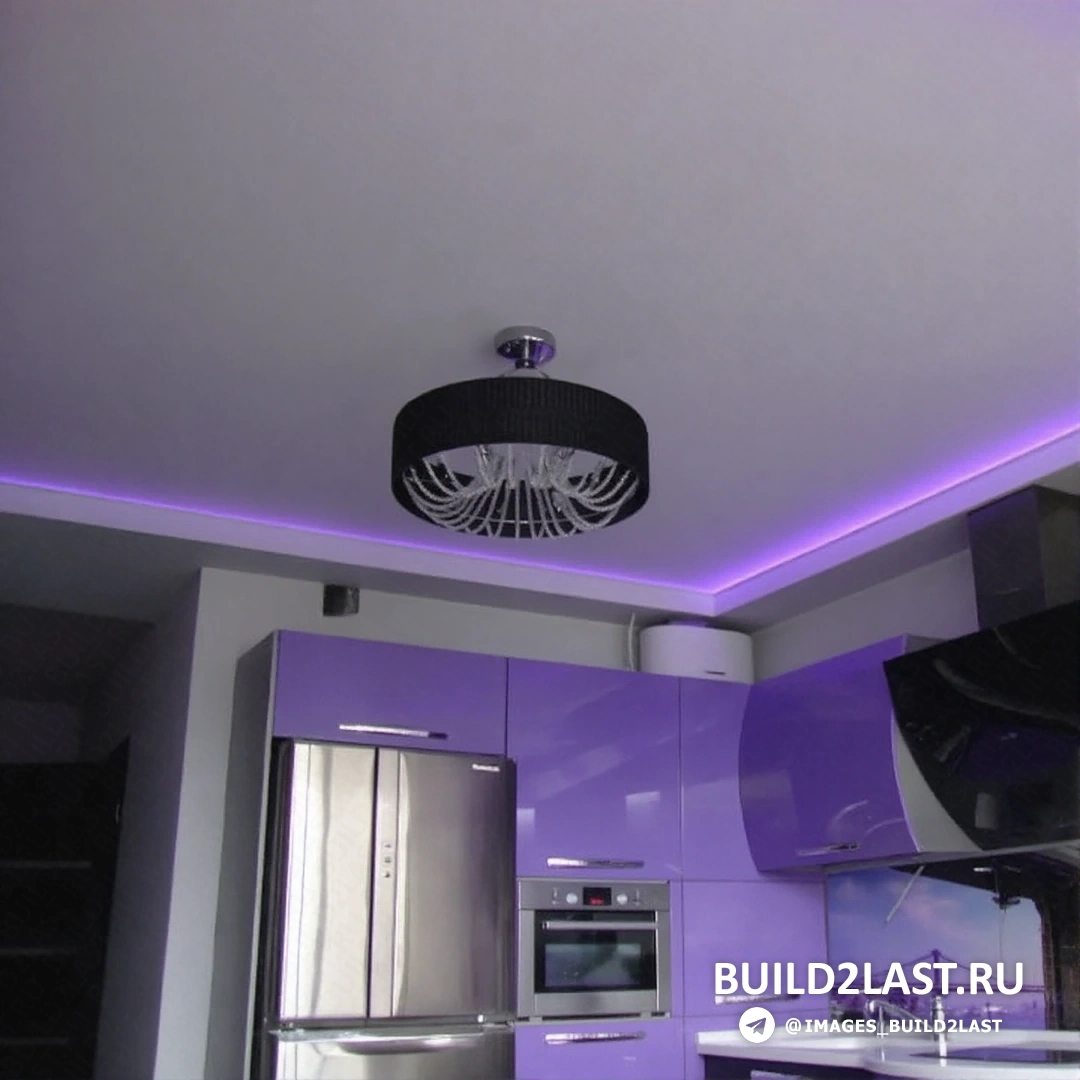 Кухня с многоуровневыми потолками, подсвеченными светодиодными лентами и подвесными светильниками в черных и сиреневых оттенках