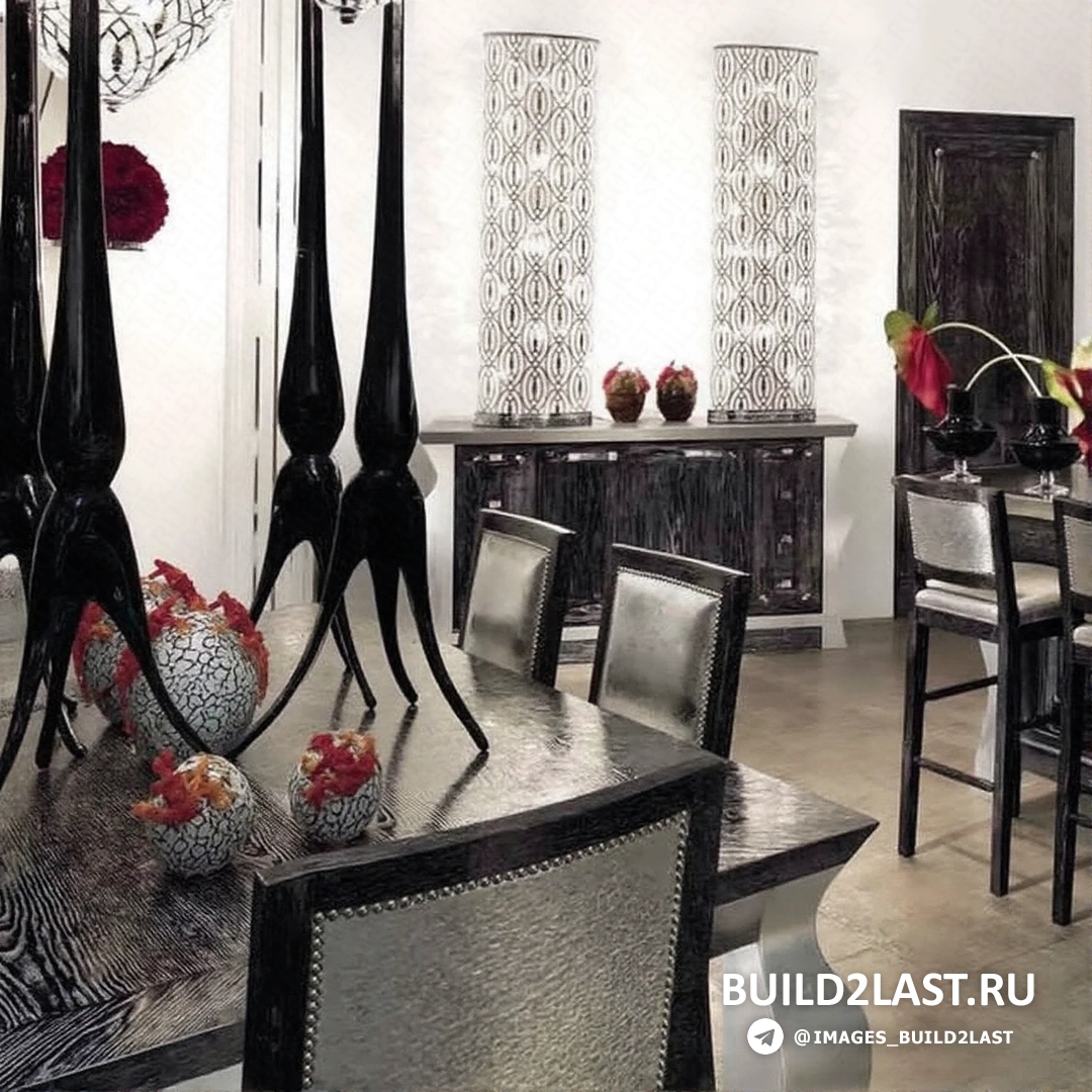 Современная кухня с белой мебелью, кухонным островом и серыми стульями, украшенная подвесными светильниками